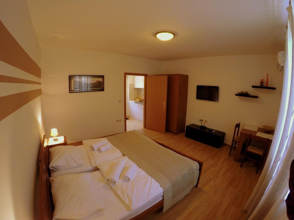 Dalmatino Apartment *