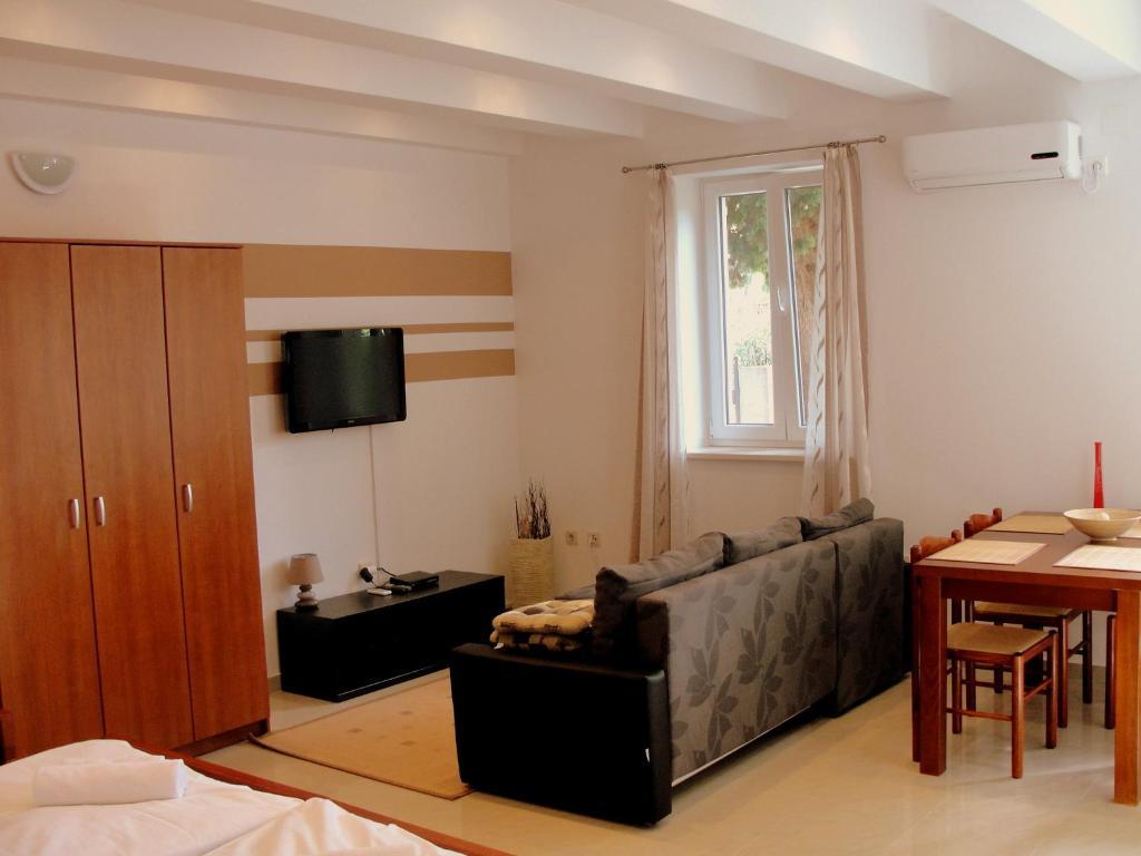 Apartment Dalmatino *
